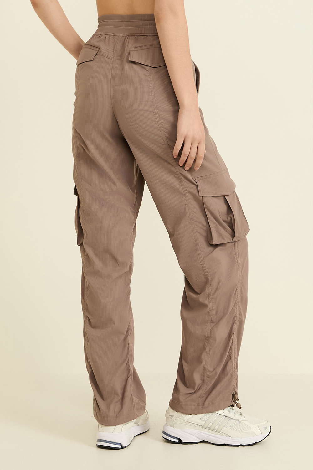 תמונת דוגמן אחורית של Dance Studio Relaxed Fit MR Cargo Pants