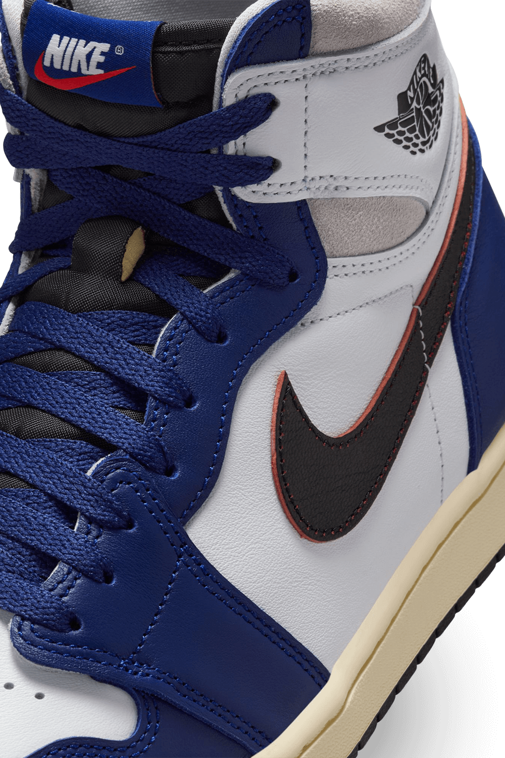 תמונת תקריב של נעלי סניקרס אייר ג'ורדן 1 רטרו