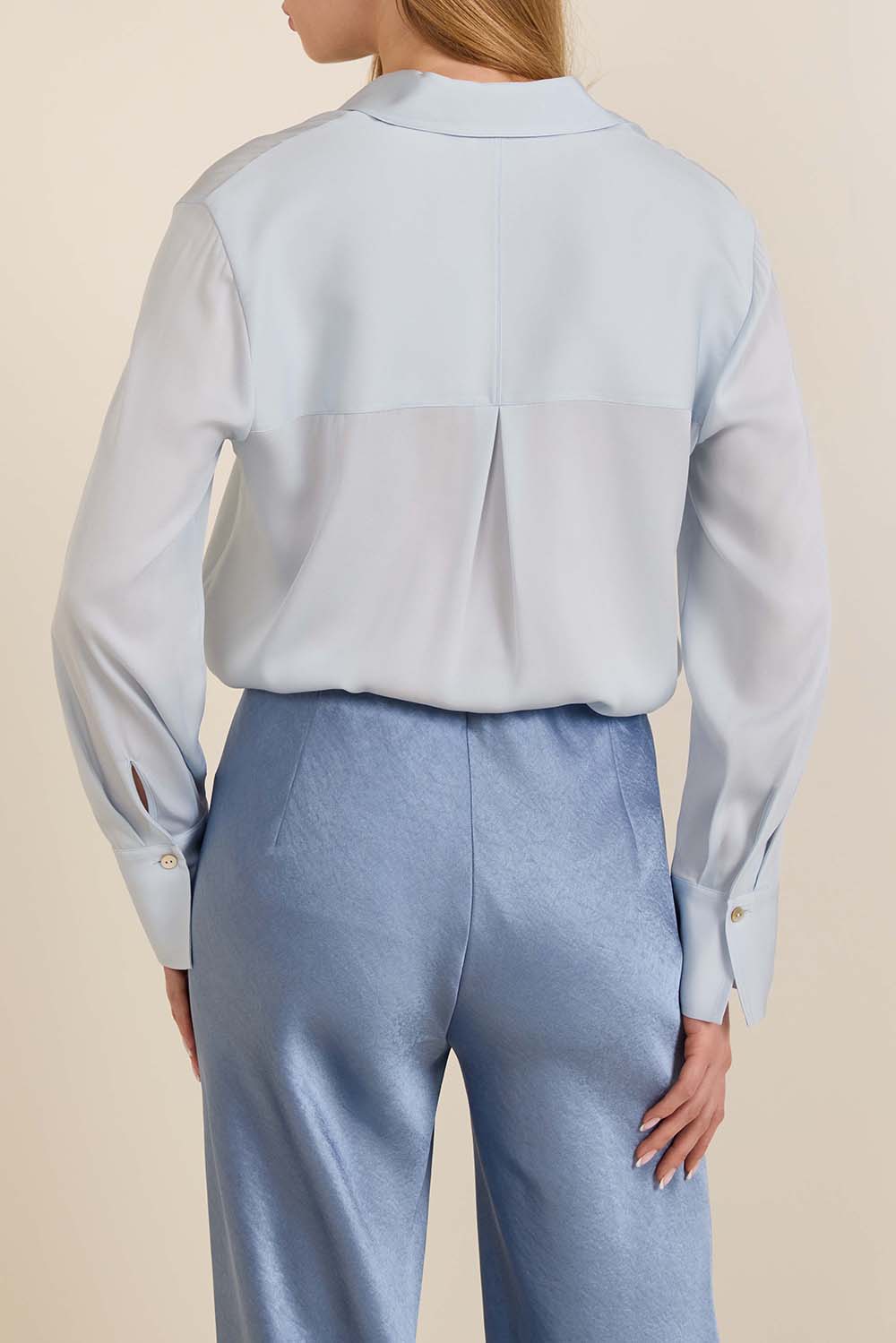 תמונת דוגמן אחורית של חולצה מכופתרת