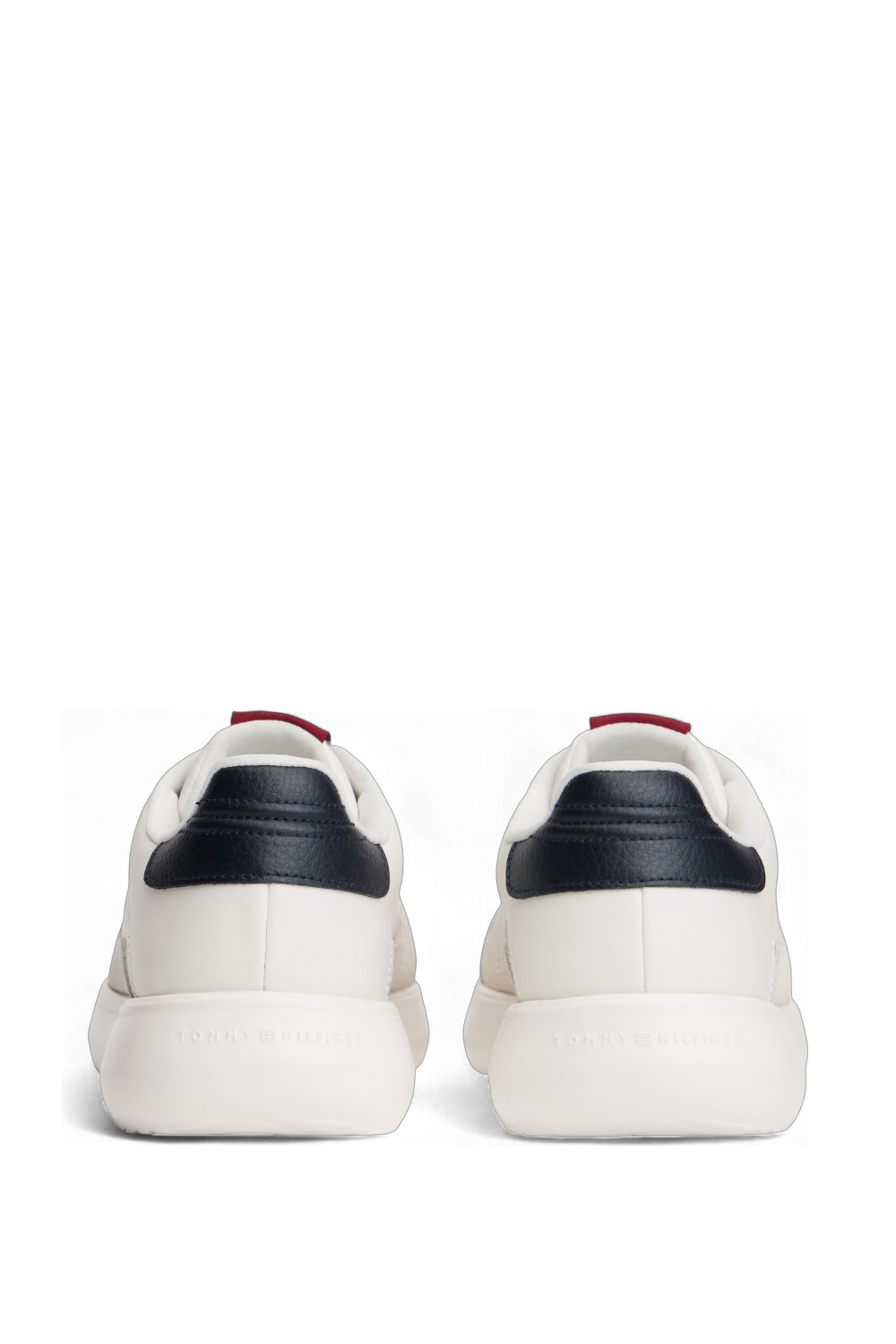 תמונת תקריב של נעלי סניקרס