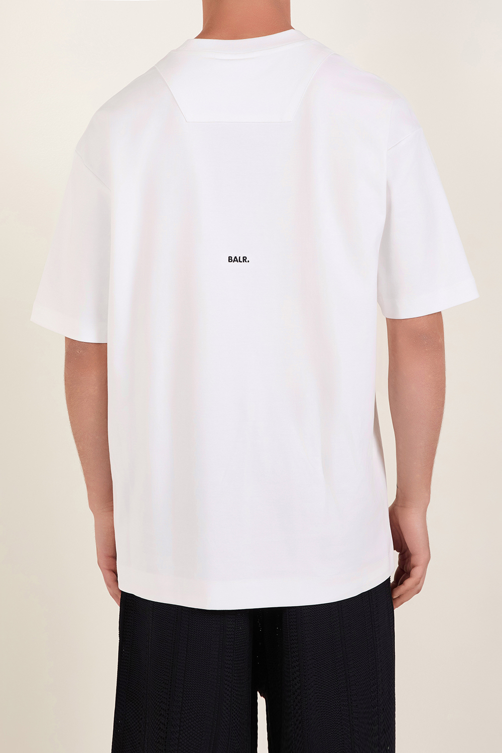 תמונת דוגמן אחורית של חולצת טי בגזרה משוחררת