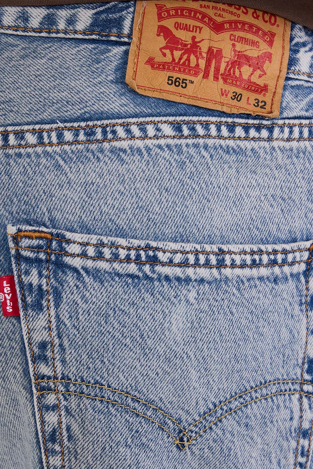 תמונת תקריב דוגמן של מכנסי ג'ינס 565 בגזרה ישרה