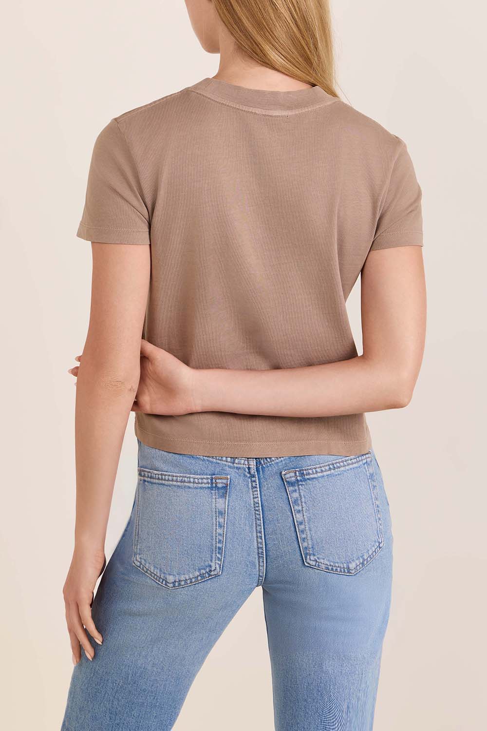 תמונת דוגמן אחורית של חולצת בייבי טי