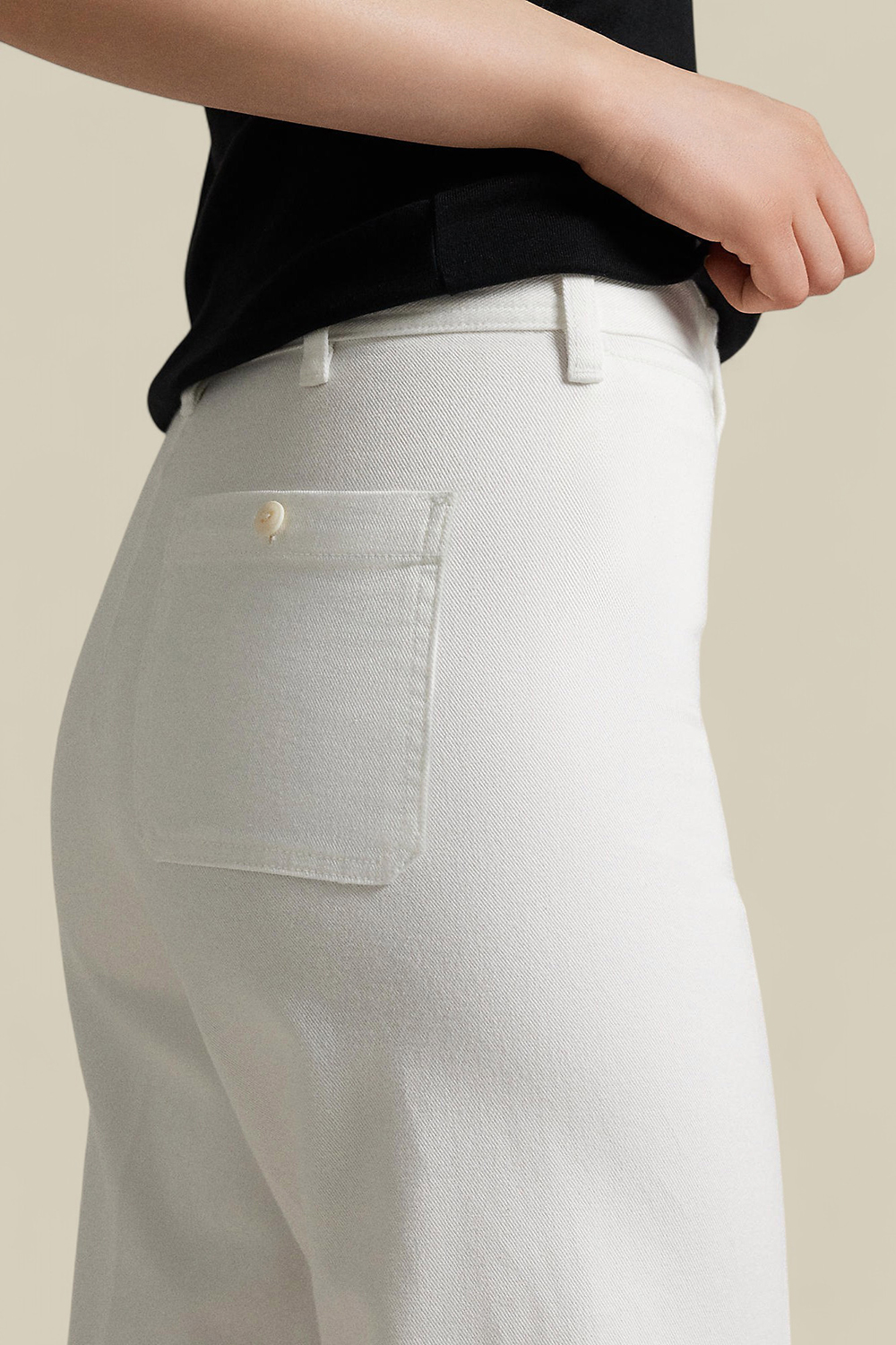 תמונת תקריב דוגמן של מכנסיים רחבים