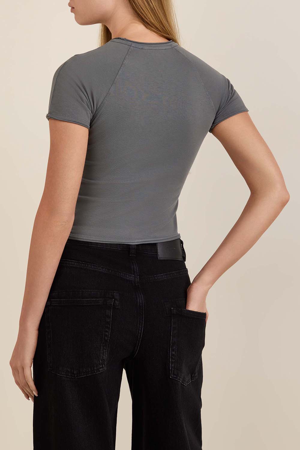 תמונת דוגמן אחורית של חולצת בייבי טי