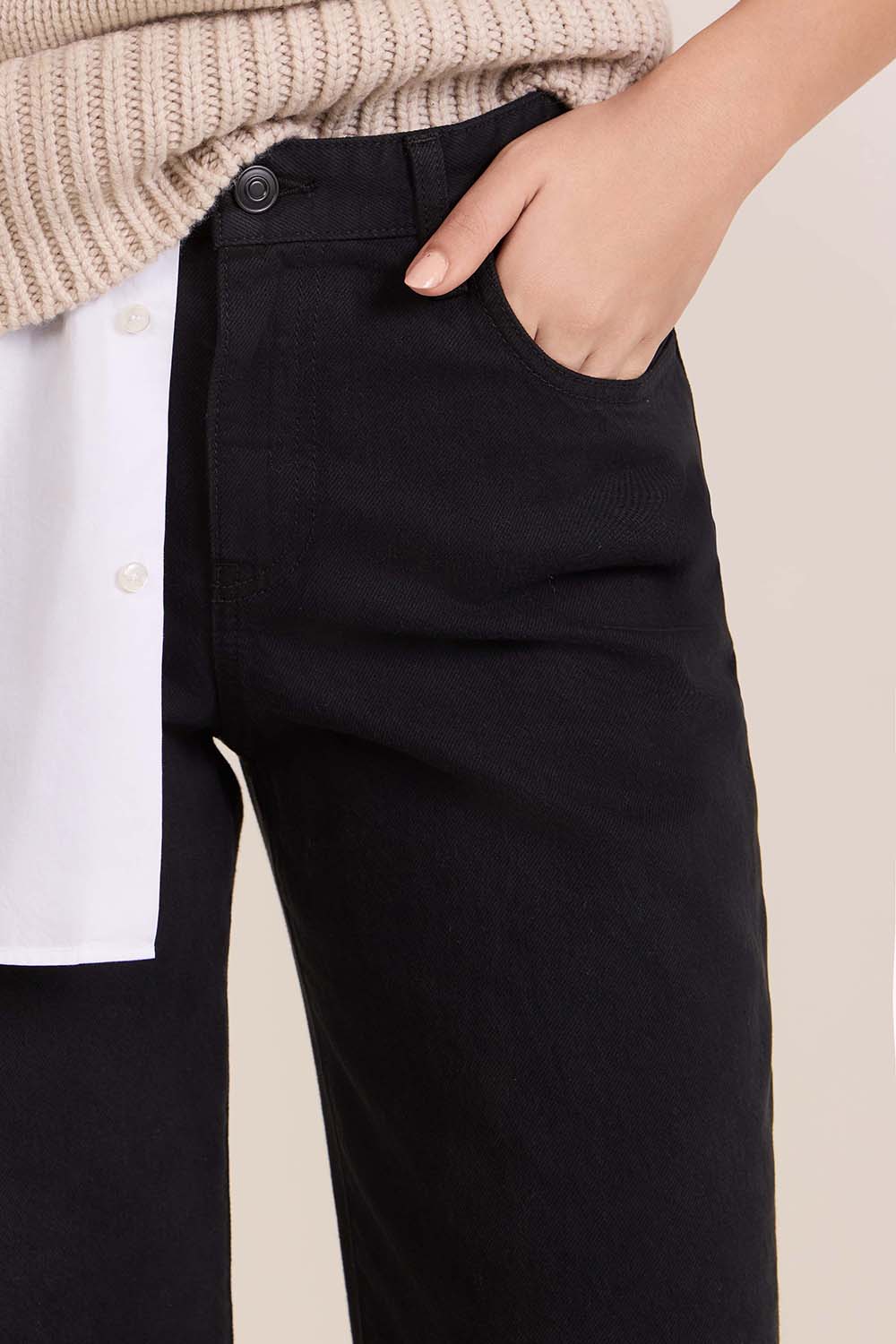 תמונת תקריב דוגמן של מכנסי ג'ינס בגזרה רחבה