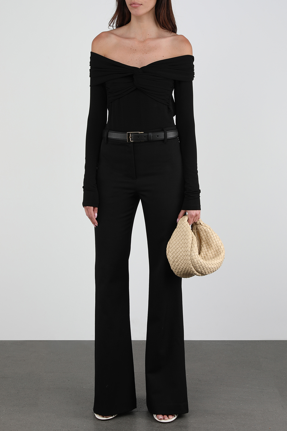 תמונת דוגמן קידמית של תיק כתף ג'ודי מרופד בגוון שקד