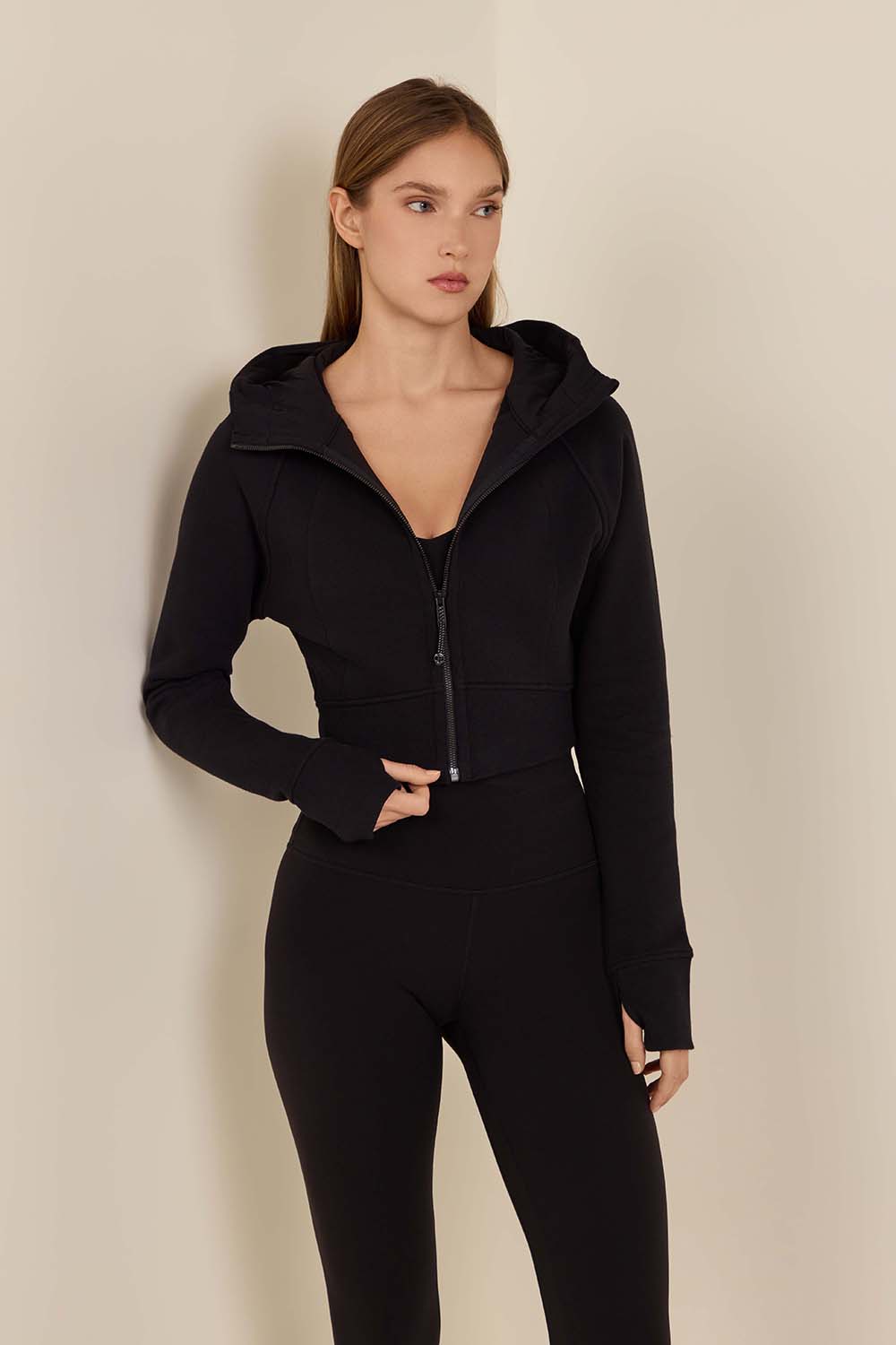 תמונת דוגמן קידמית של Scuba Full-Zip Cropped Hoodie