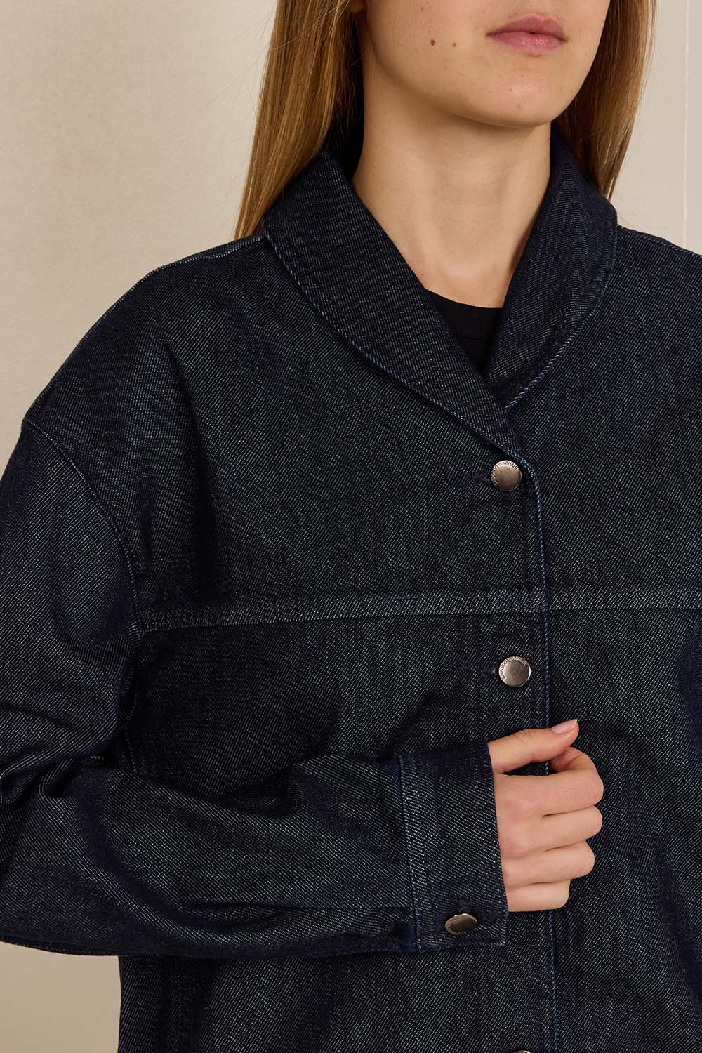 תמונת תקריב דוגמן של ז'קט ג'ינס