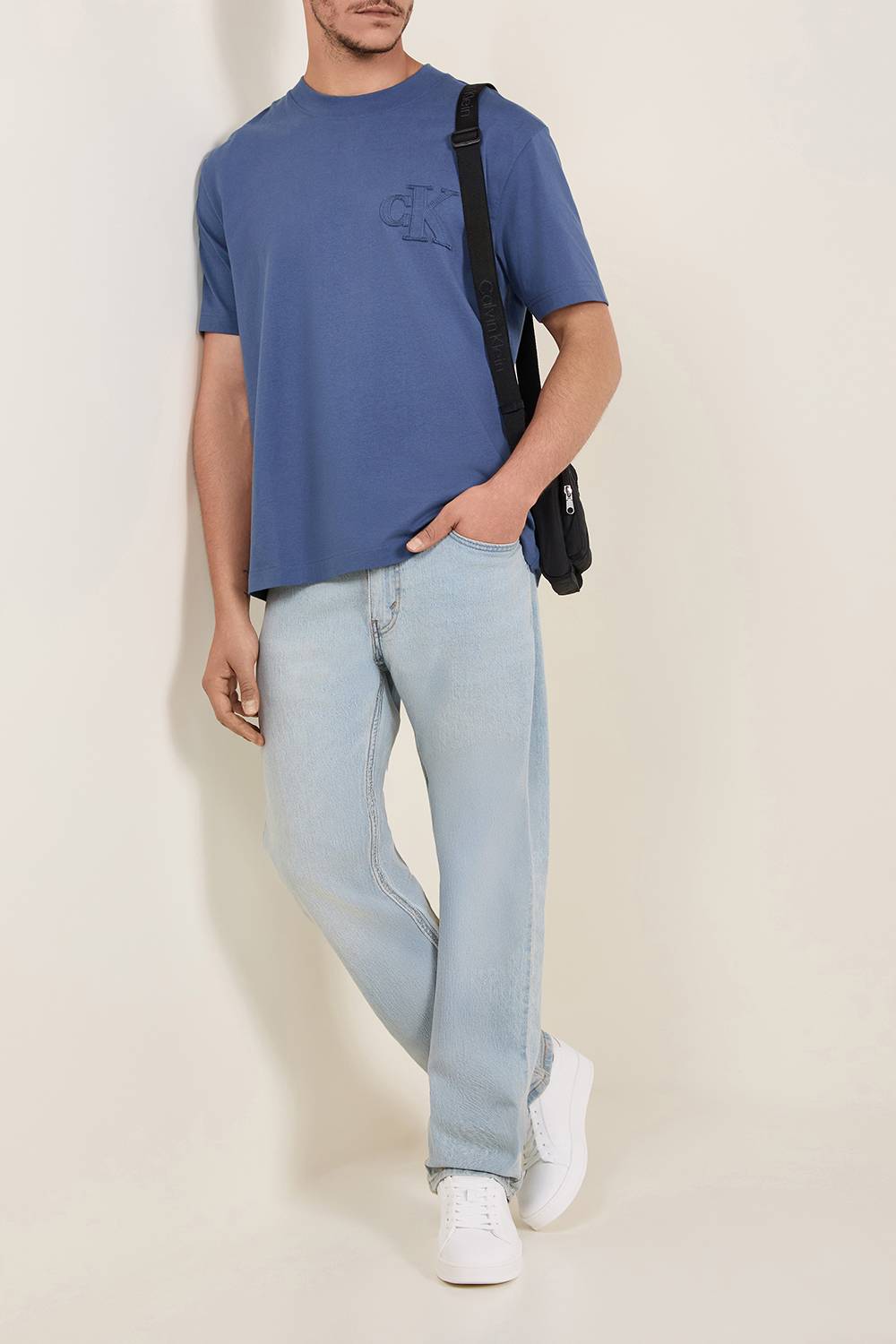 תמונת דוגמן קידמית של נעלי סניקרס