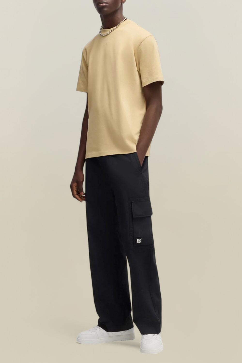 תמונת דוגמן קידמית של נעלי סניקרס