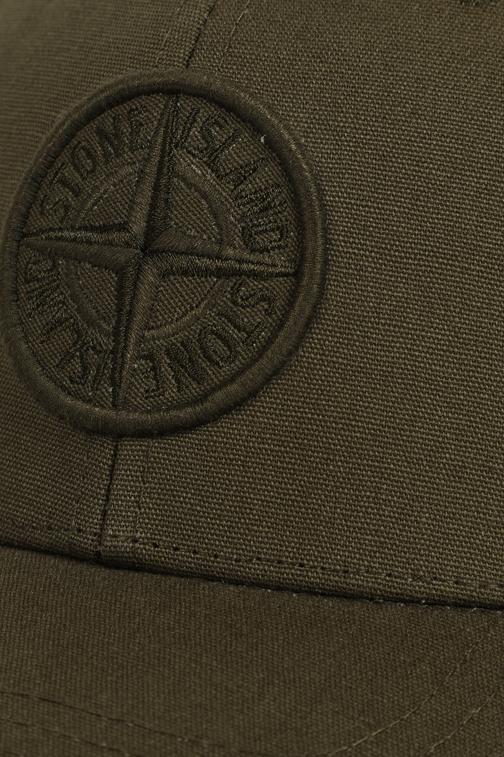 תמונת תקריב של כובע מצחייה ירוק עם לוגו רקום