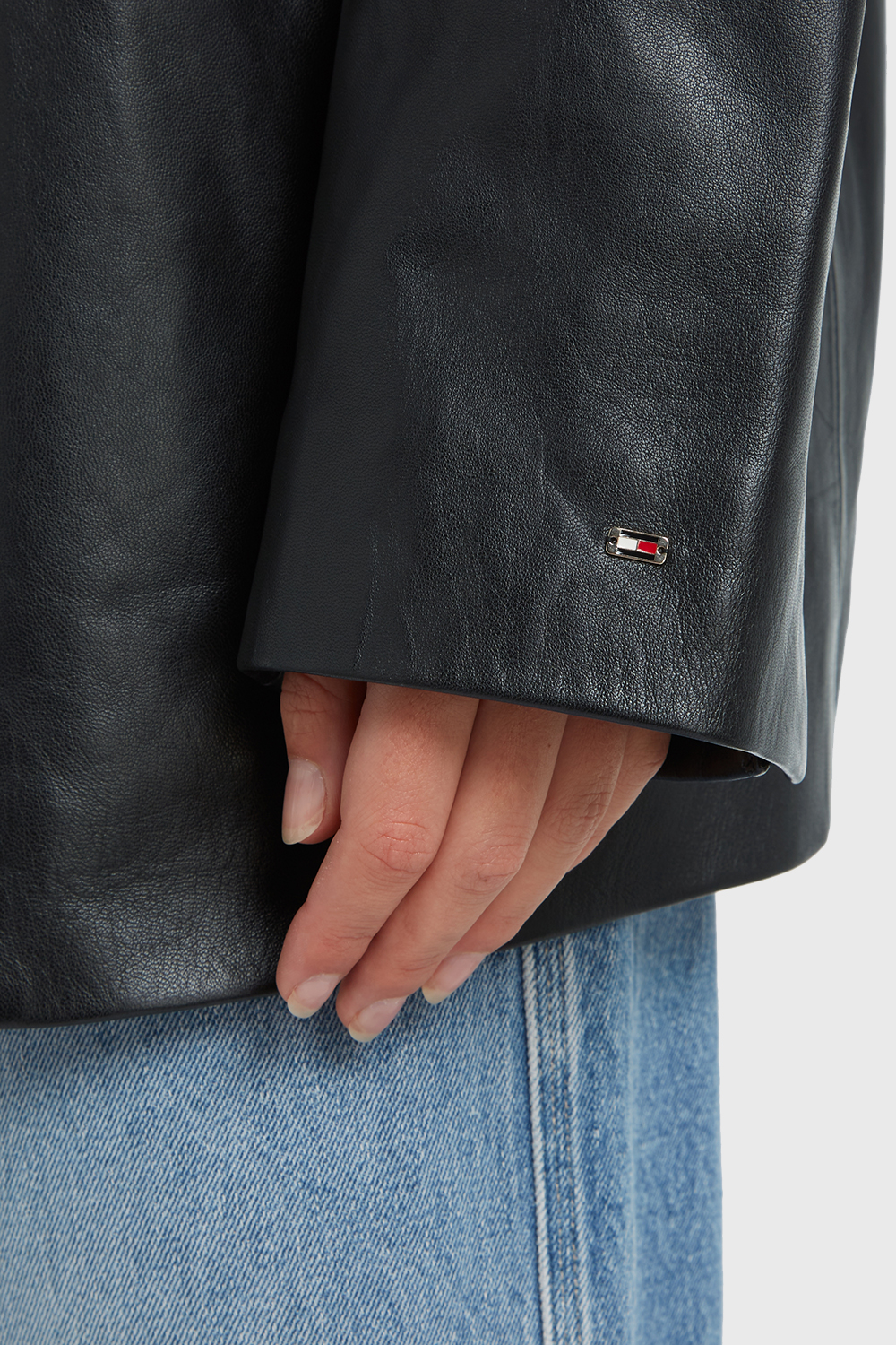 תמונת תקריב דוגמן של בלייזר עור שחור