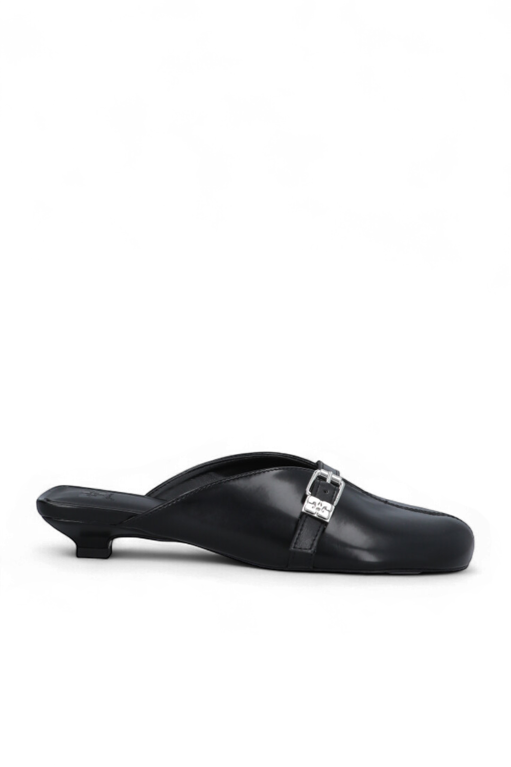 תמונה קידמית של נעלי מיולס עקב קטן