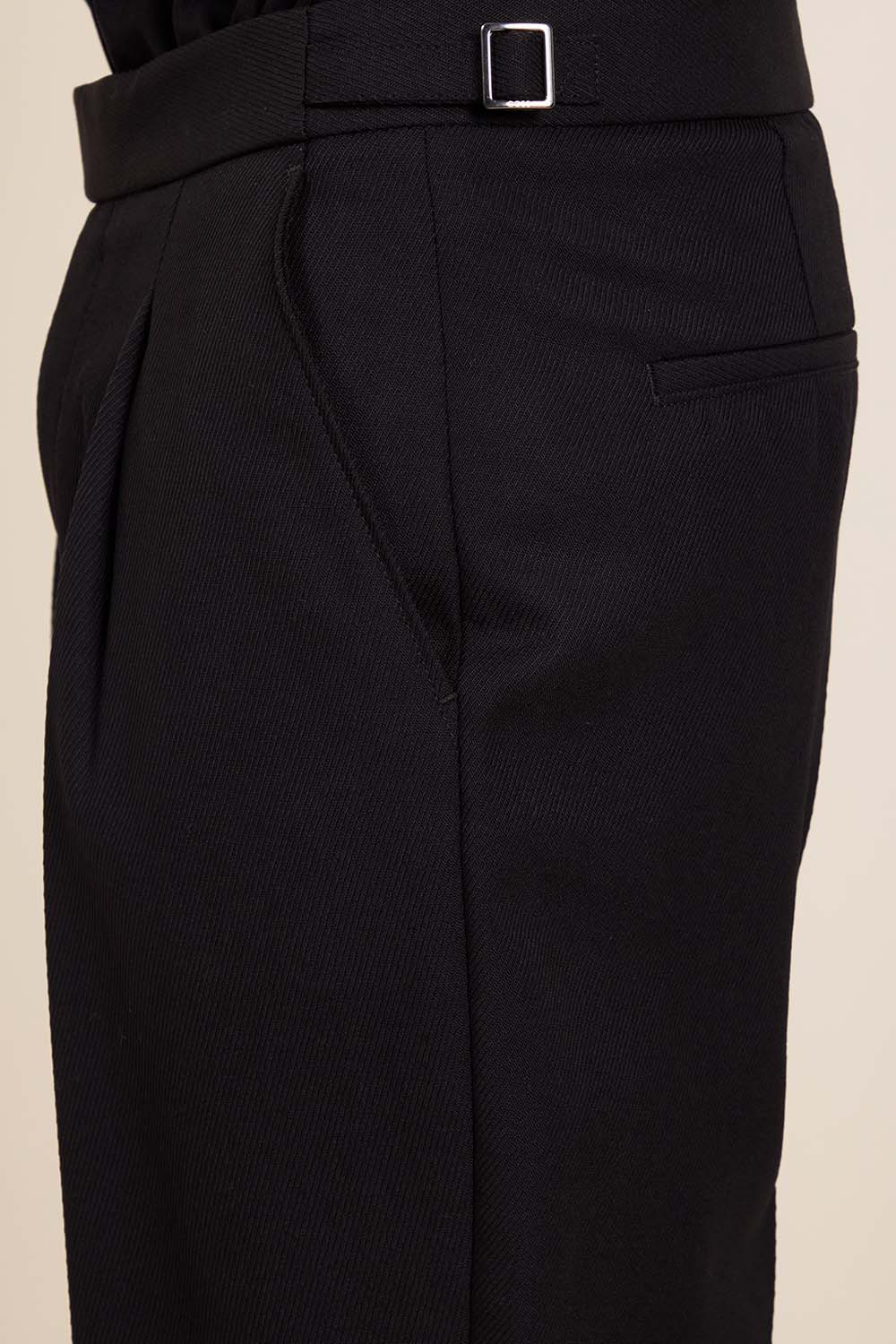 תמונת תקריב דוגמן של מכנסיים מחויטים