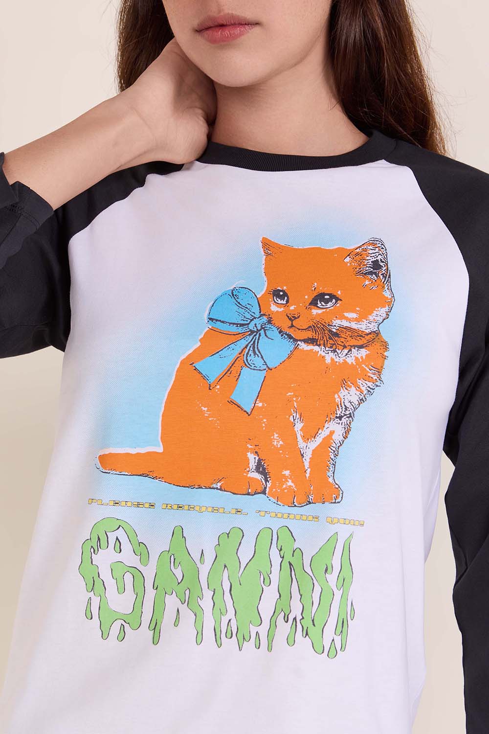 תמונת תקריב דוגמן של חולצת בייבי טי