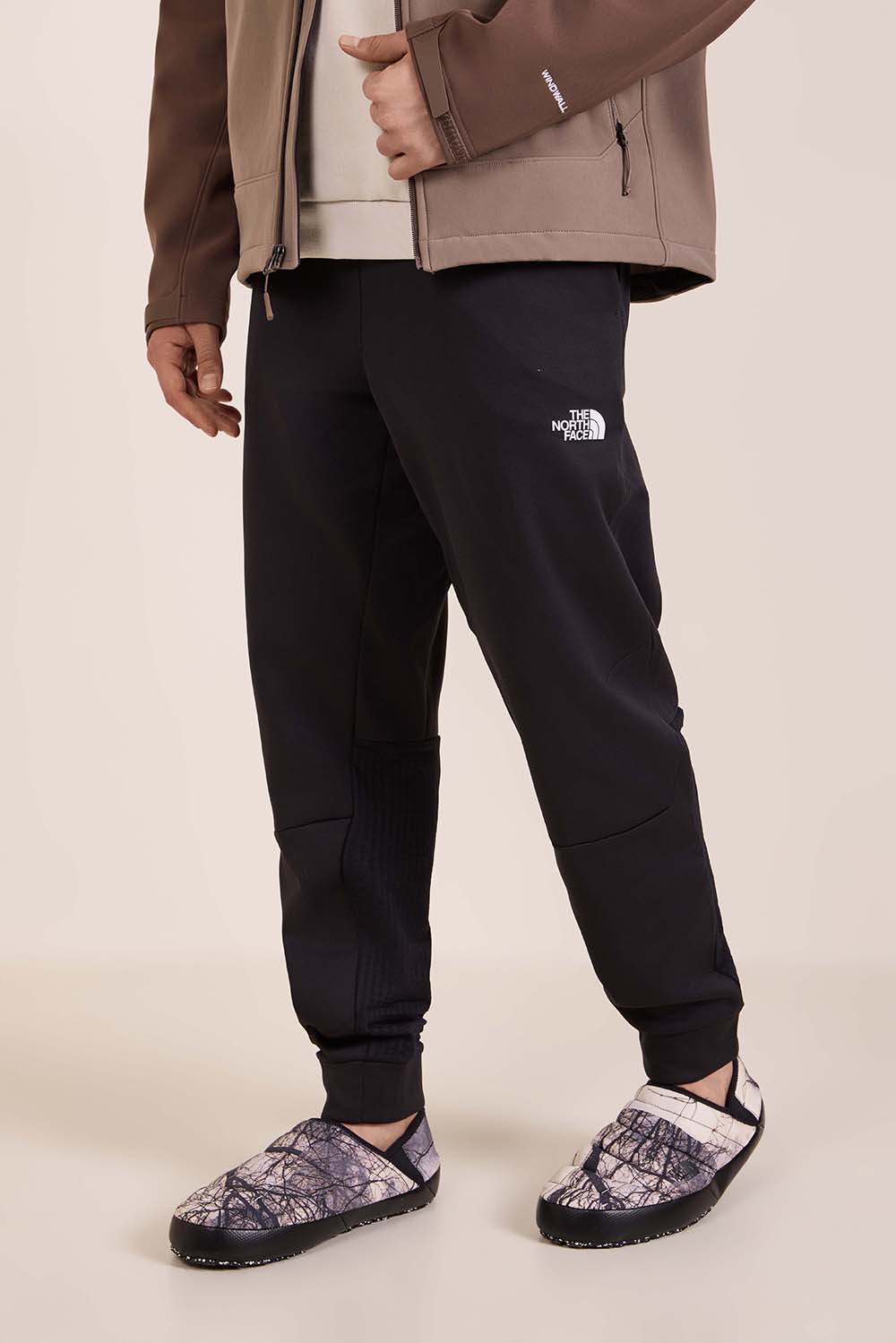 תמונת דוגמן קידמית של מכנסי ג'וגר בגזרה רגילה