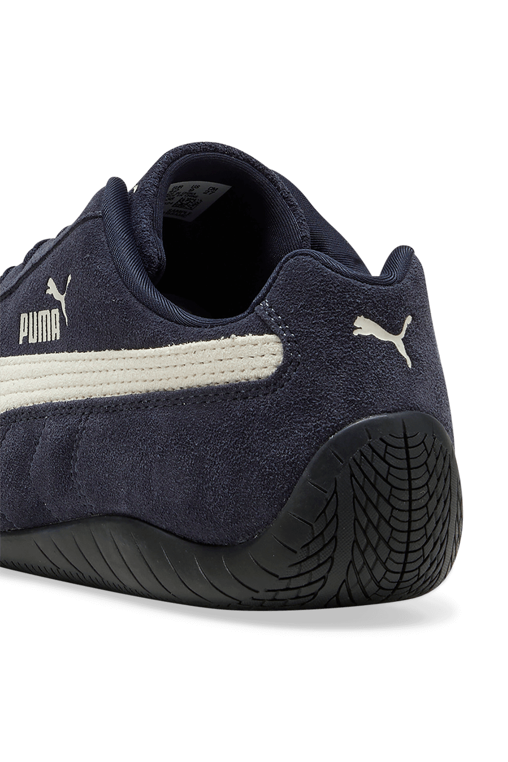 תמונת תקריב של נעלי סניקרס ספידקאט