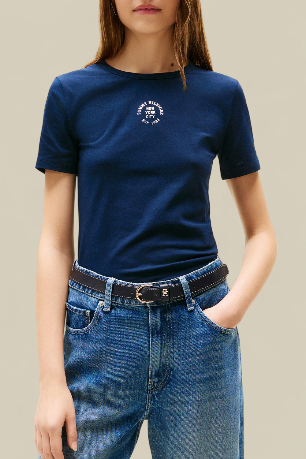 תמונת דוגמן קידמית של חולצת טי סלים פיט