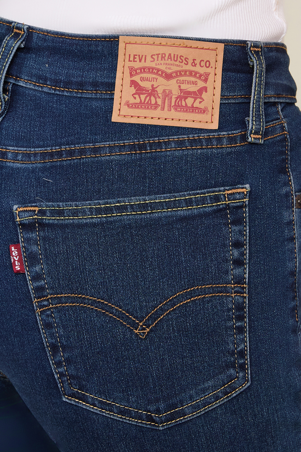 תמונת תקריב דוגמן של מכנסי ג'ינס סלים ישרים