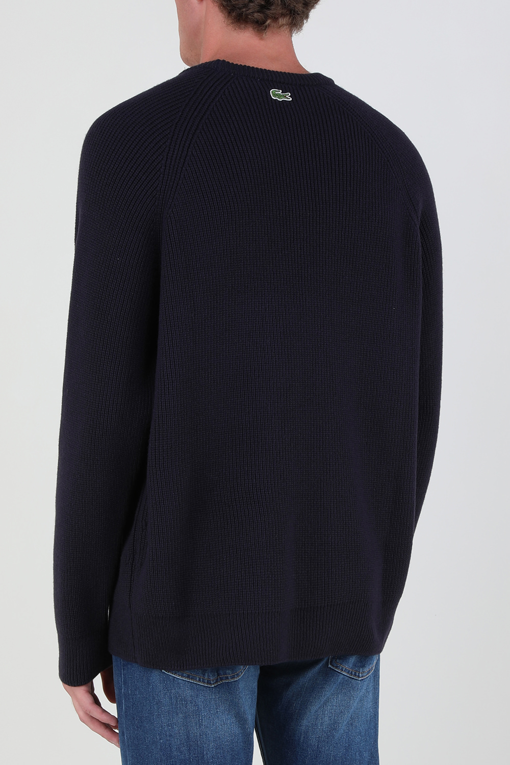 תמונת דוגמן אחורית של סוודר מצמר עם לוגו רקום