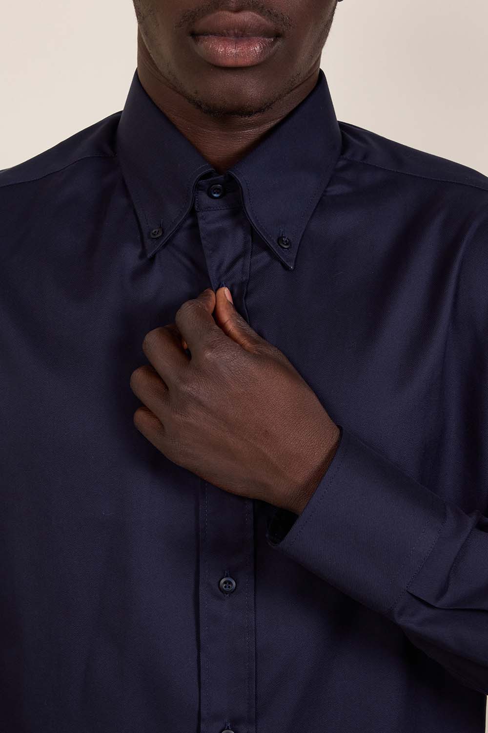 תמונת תקריב דוגמן של חולצת כפתורים סלים פיט