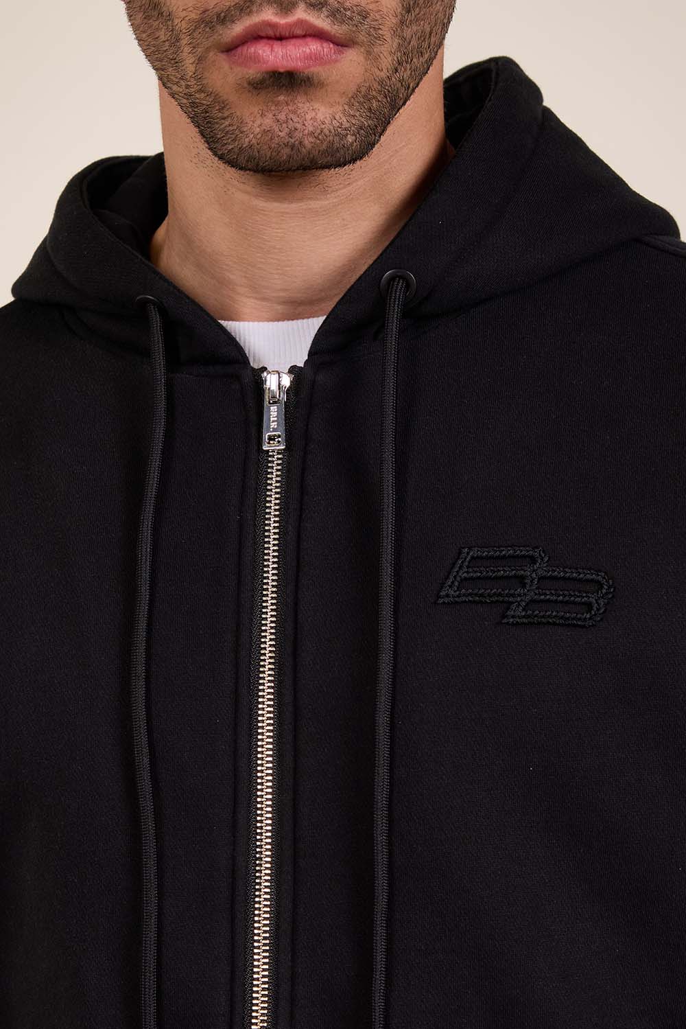 תמונת תקריב דוגמן של סווטשירט קפוצ'ון