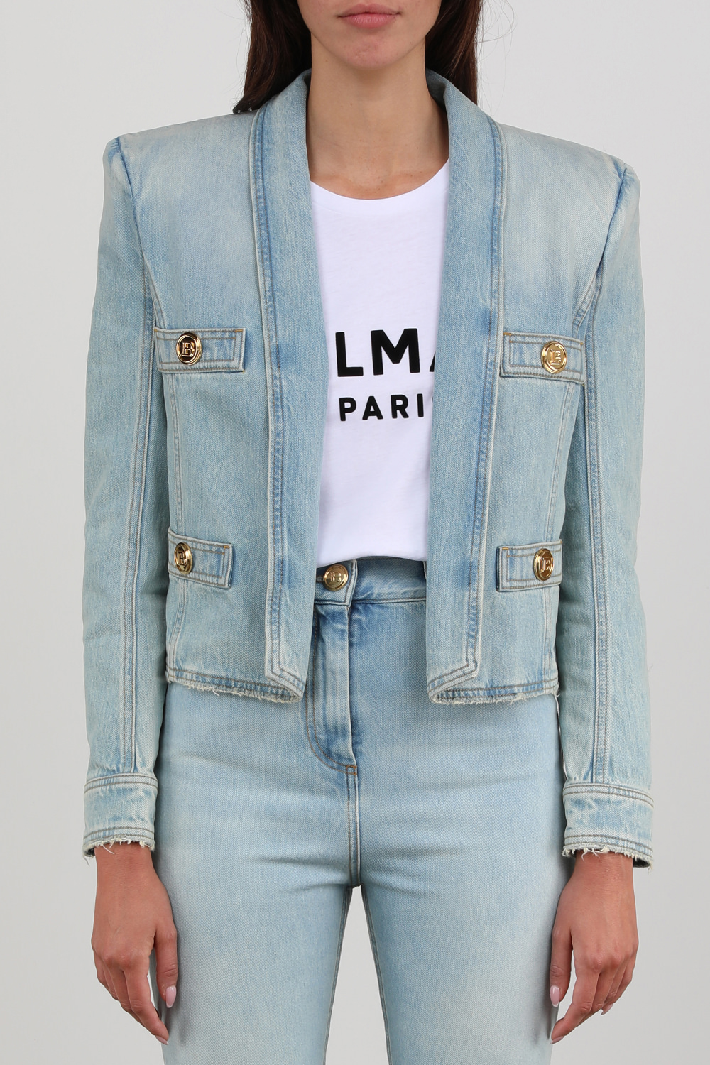 תמונת דוגמן קידמית של ז'קט ג'ינס בהיר מחויט עם כפתורי זהב