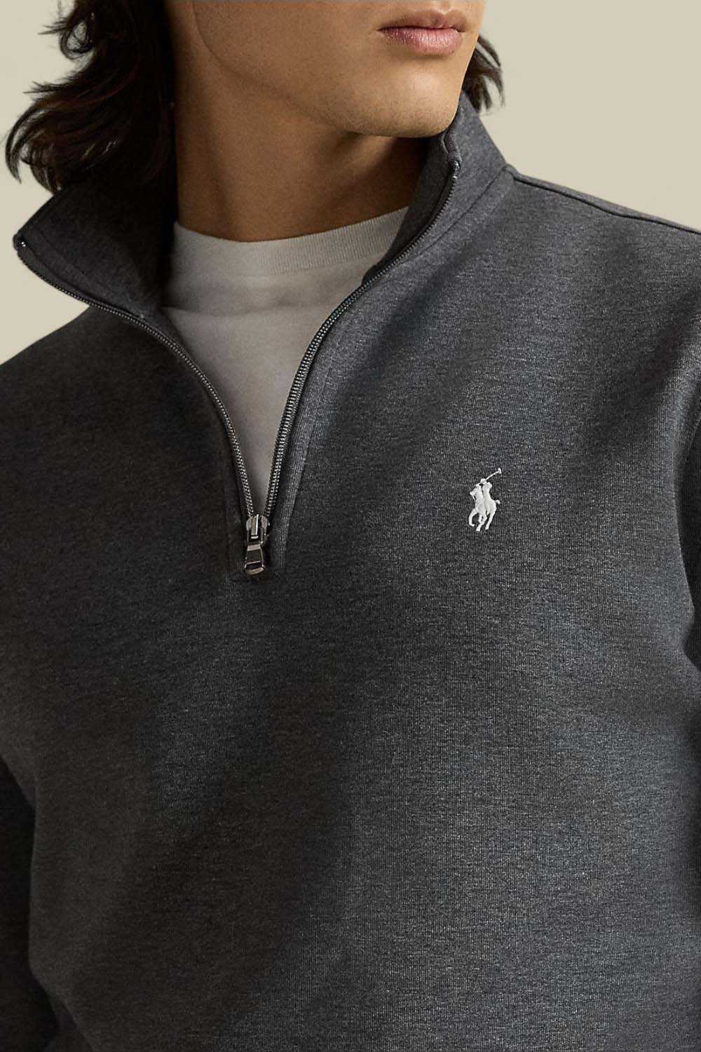 תמונת תקריב דוגמן של סווטשירט