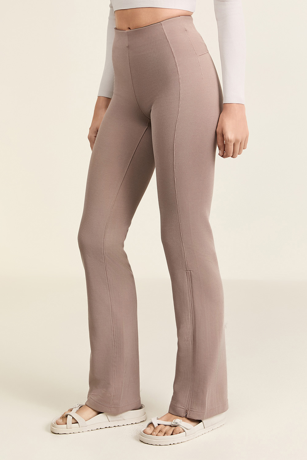 תמונת דוגמן קידמית של Brushed Softstreme Ribbed Zip Flared Pant 32.5