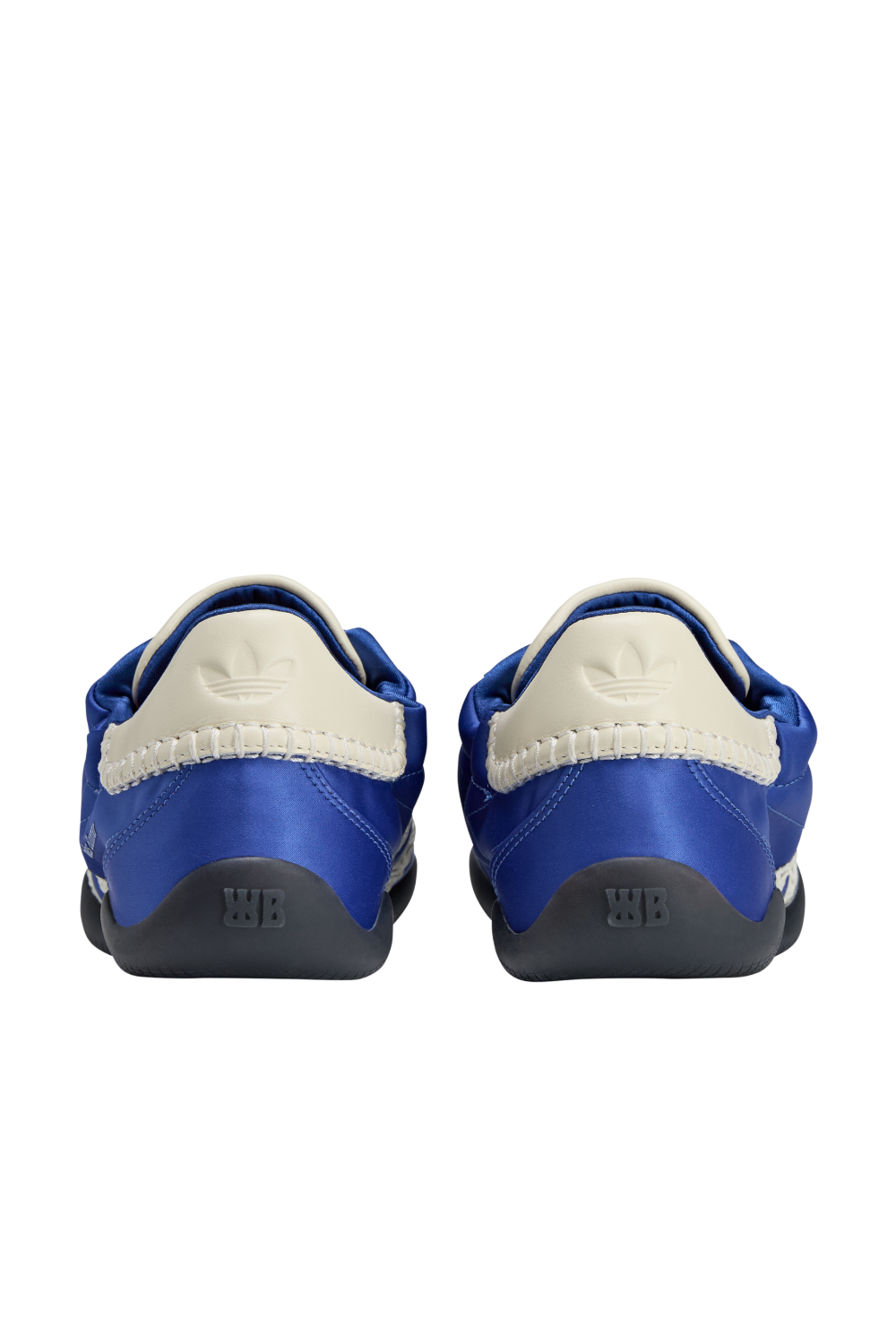 תמונת תקריב של נעלי סניקרס