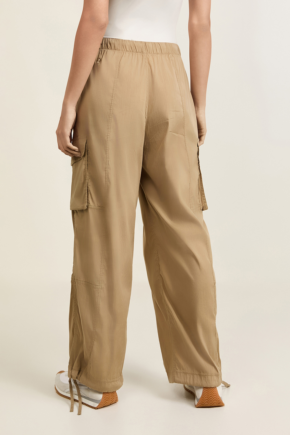 תמונת דוגמן אחורית של Lightweight Adjustable Mid-Rise Cargo Pant