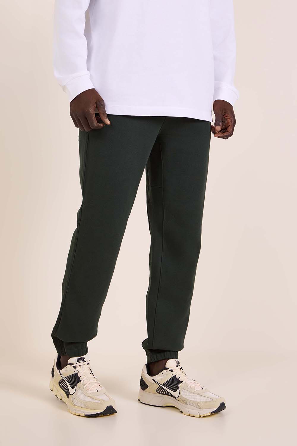 תמונת דוגמן קידמית של Steady State Classic-Fit Jogger Regular