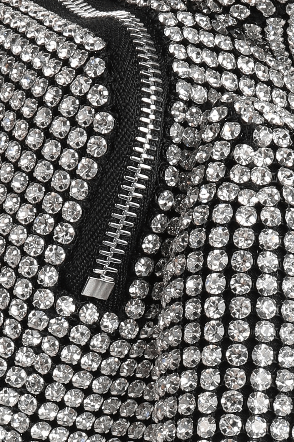 תמונת תקריב של ארנק דובי משובץ קריסטלים בגוון כסוף