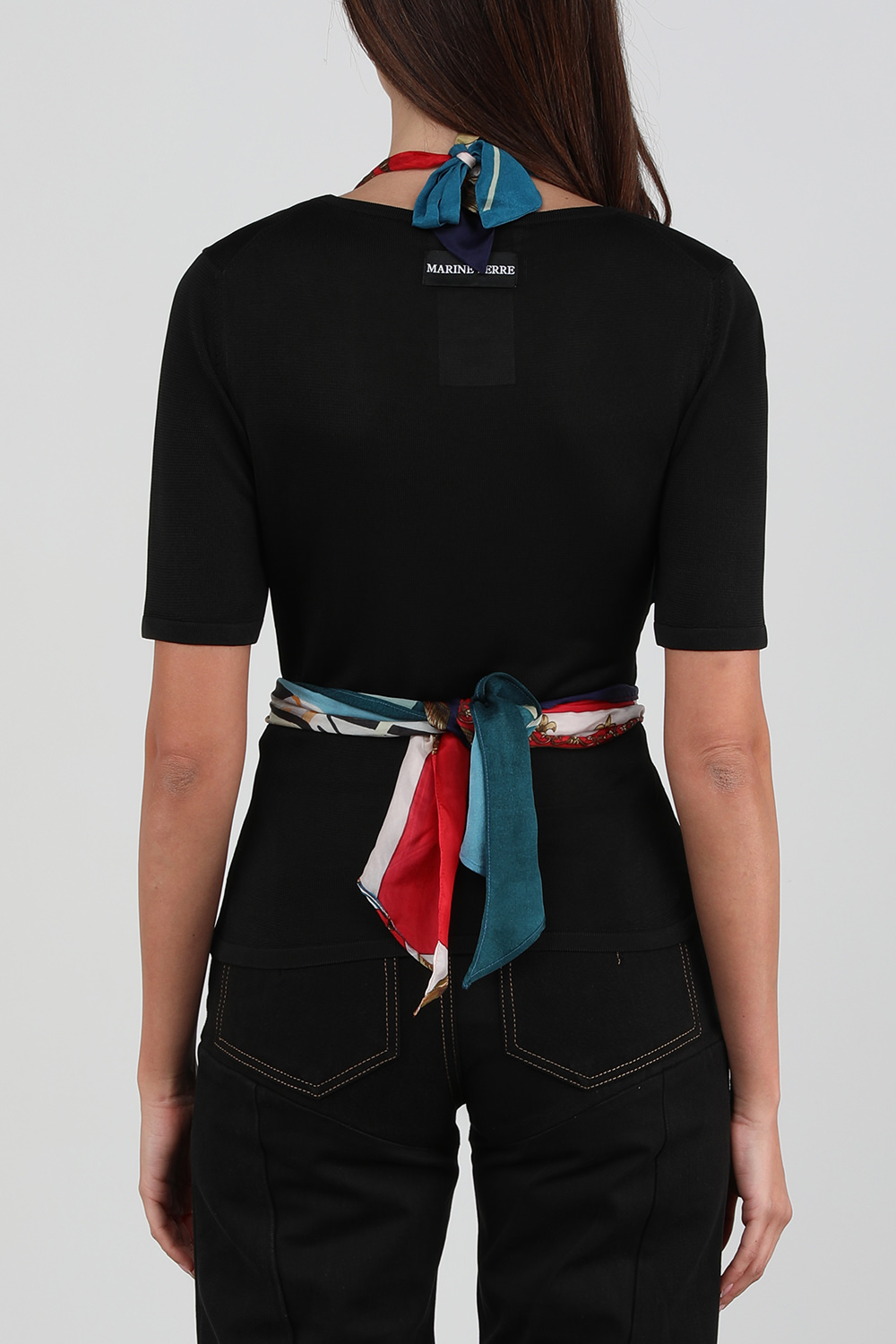 תמונת דוגמן אחורית של חולצה קצרה שחורה עם עיטור בנדנה צבעונית