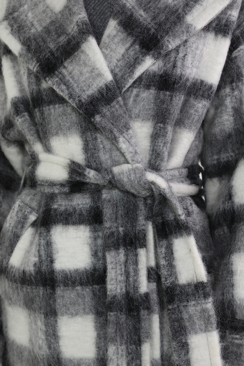 תמונת תקריב דוגמן של מעיל צמר אנגורה