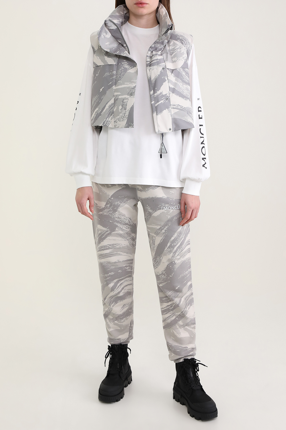 תמונת דוגמן קידמית של מגפי דזרטיקס עם שרוכים