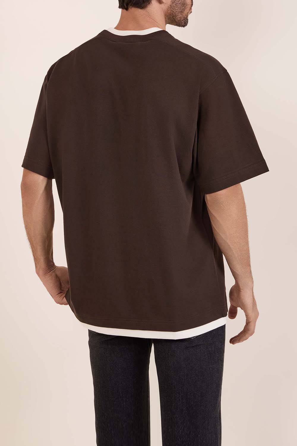 תמונת דוגמן אחורית של חולצת טי