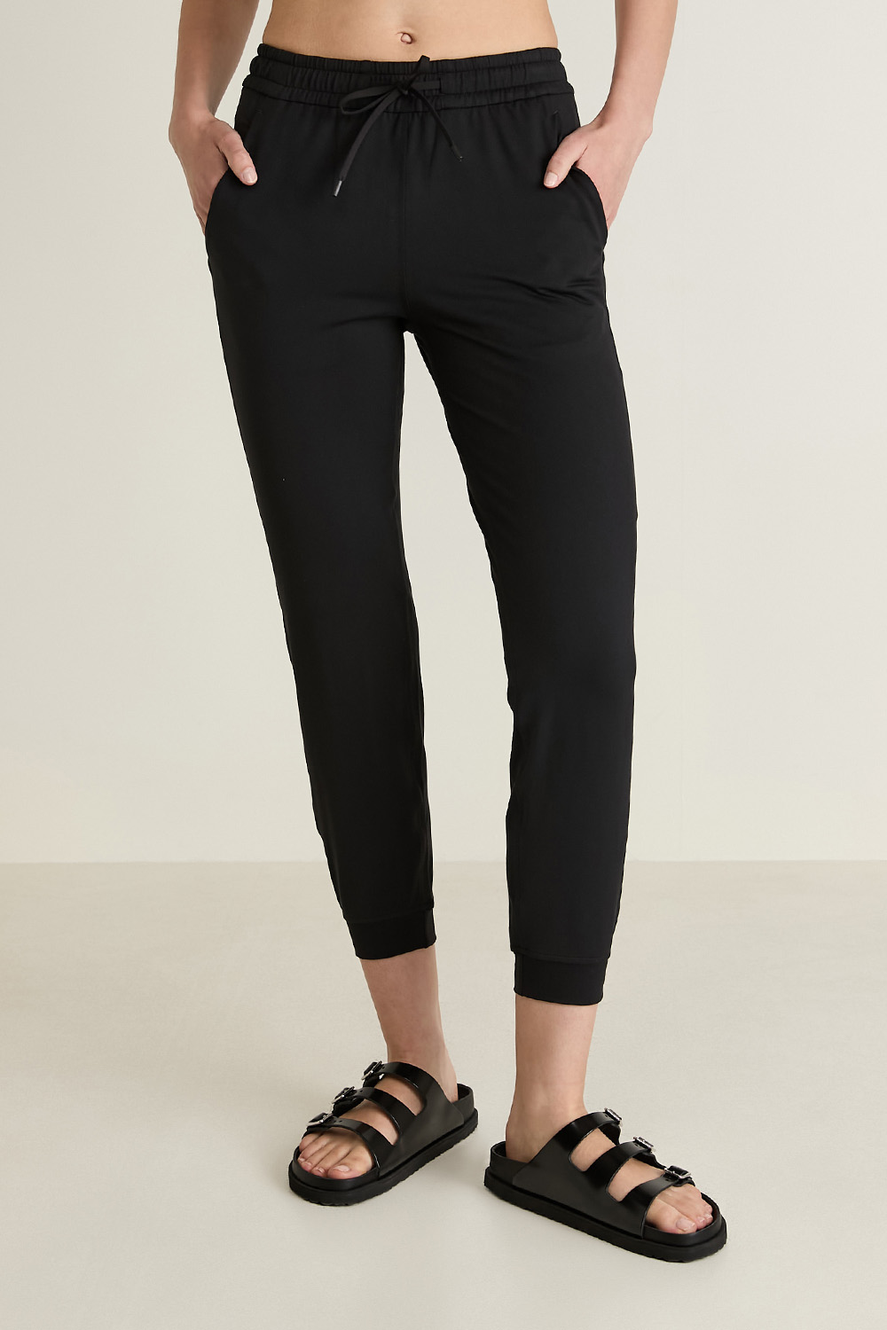 תמונת דוגמן קידמית של Soft Jersey Classic-Fit Mid-Rise Jogger