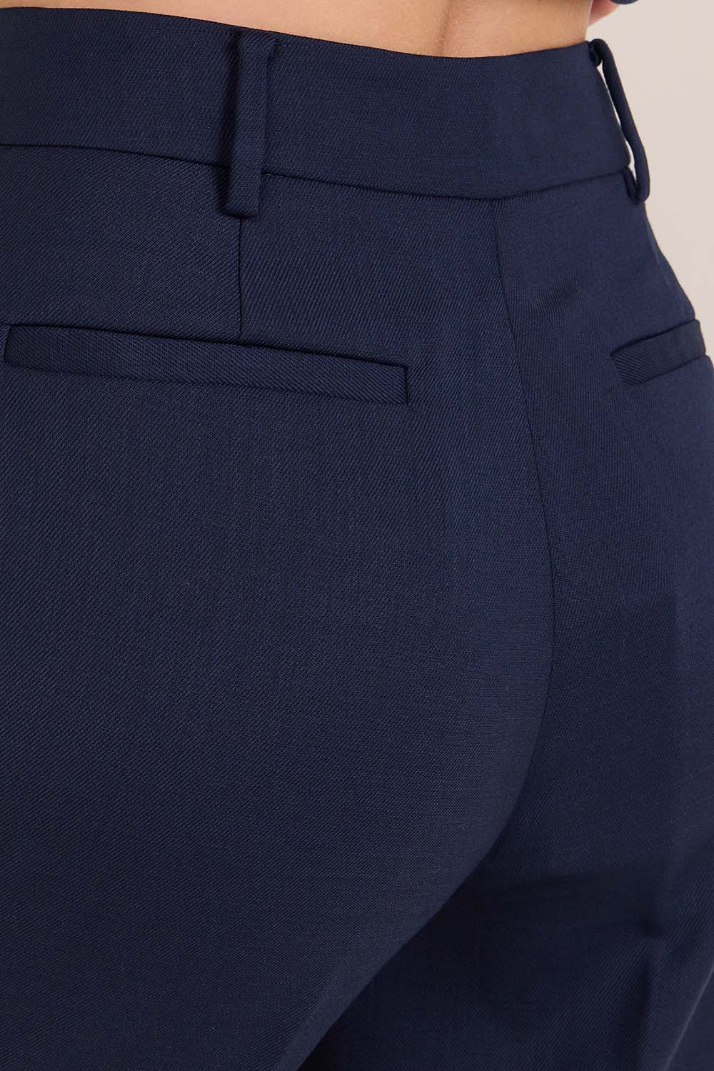 תמונת תקריב דוגמן של מכנסי חליפה מחוייטים