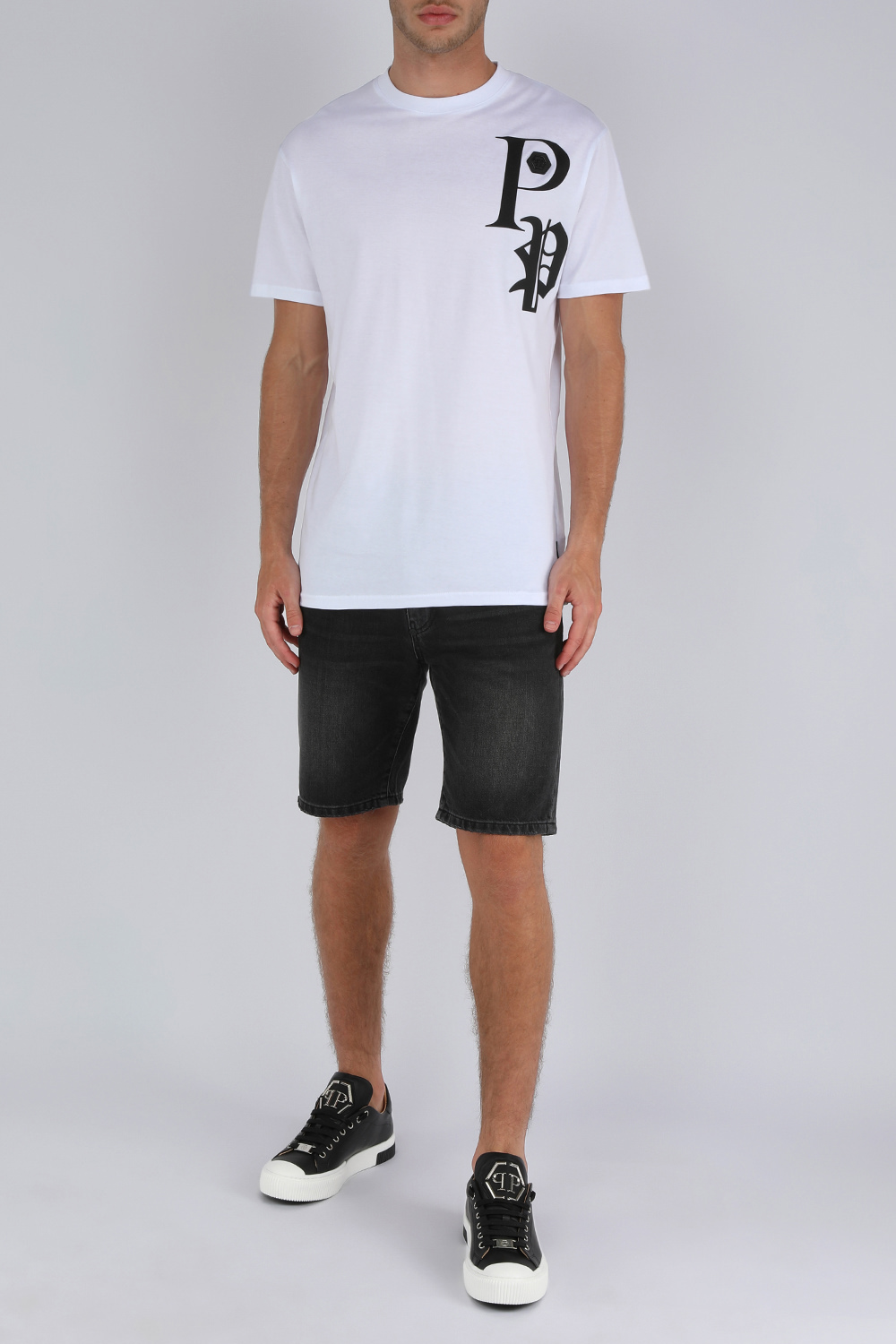 תמונת דוגמן קידמית של נעלי סניקרס שחורות עם לוגו כסוף