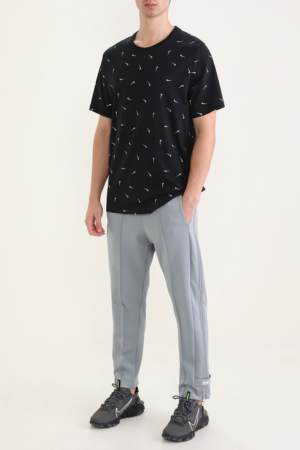 תמונת דוגמן קידמית של נעלי ריצה נייקי ריאקט ויזיון