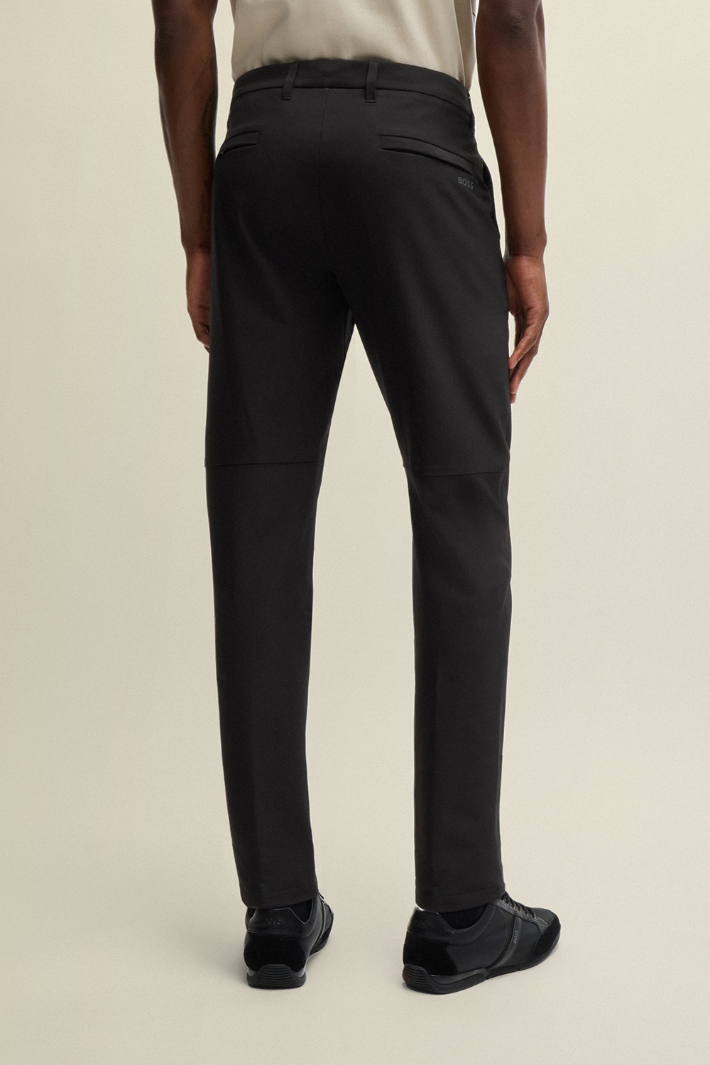 תמונת דוגמן אחורית של מכנסי צ'ינו סלים פיט