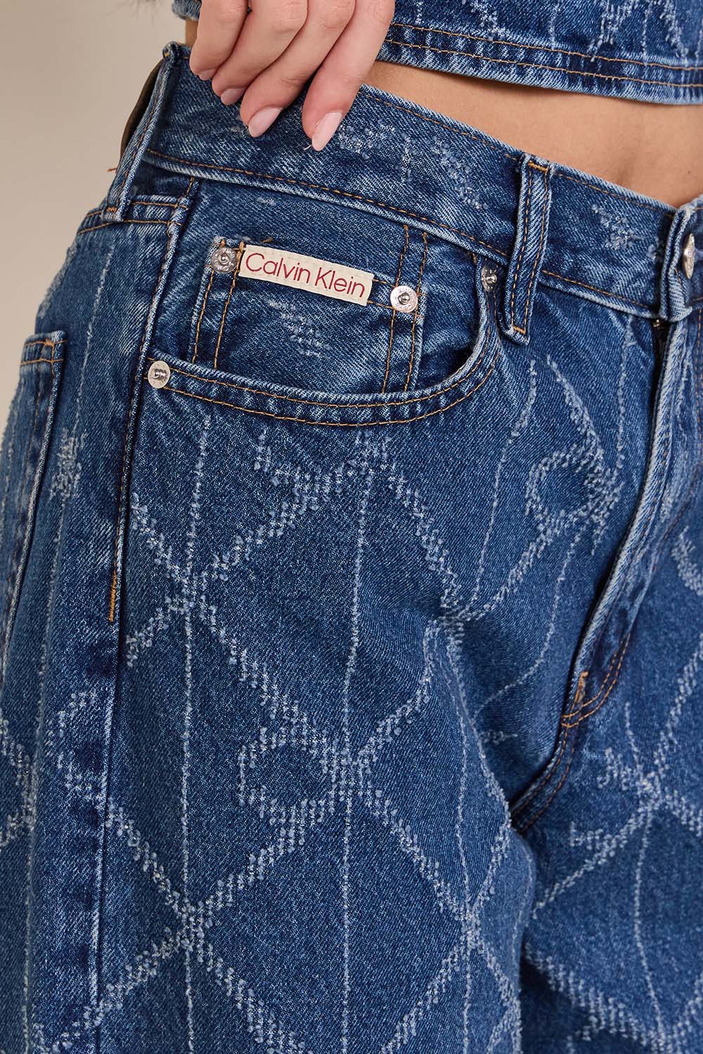 תמונת תקריב דוגמן של מכנסי ג'ינס בגזרה משוחררת