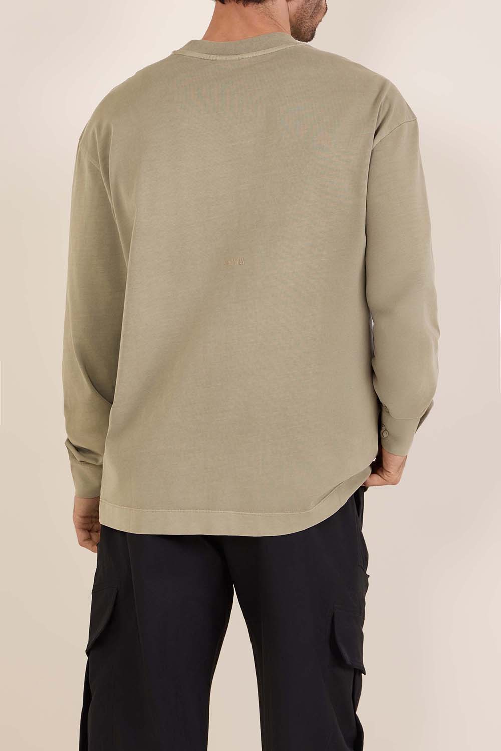 תמונת דוגמן אחורית של חולצת טי ארוכה אוברסייז