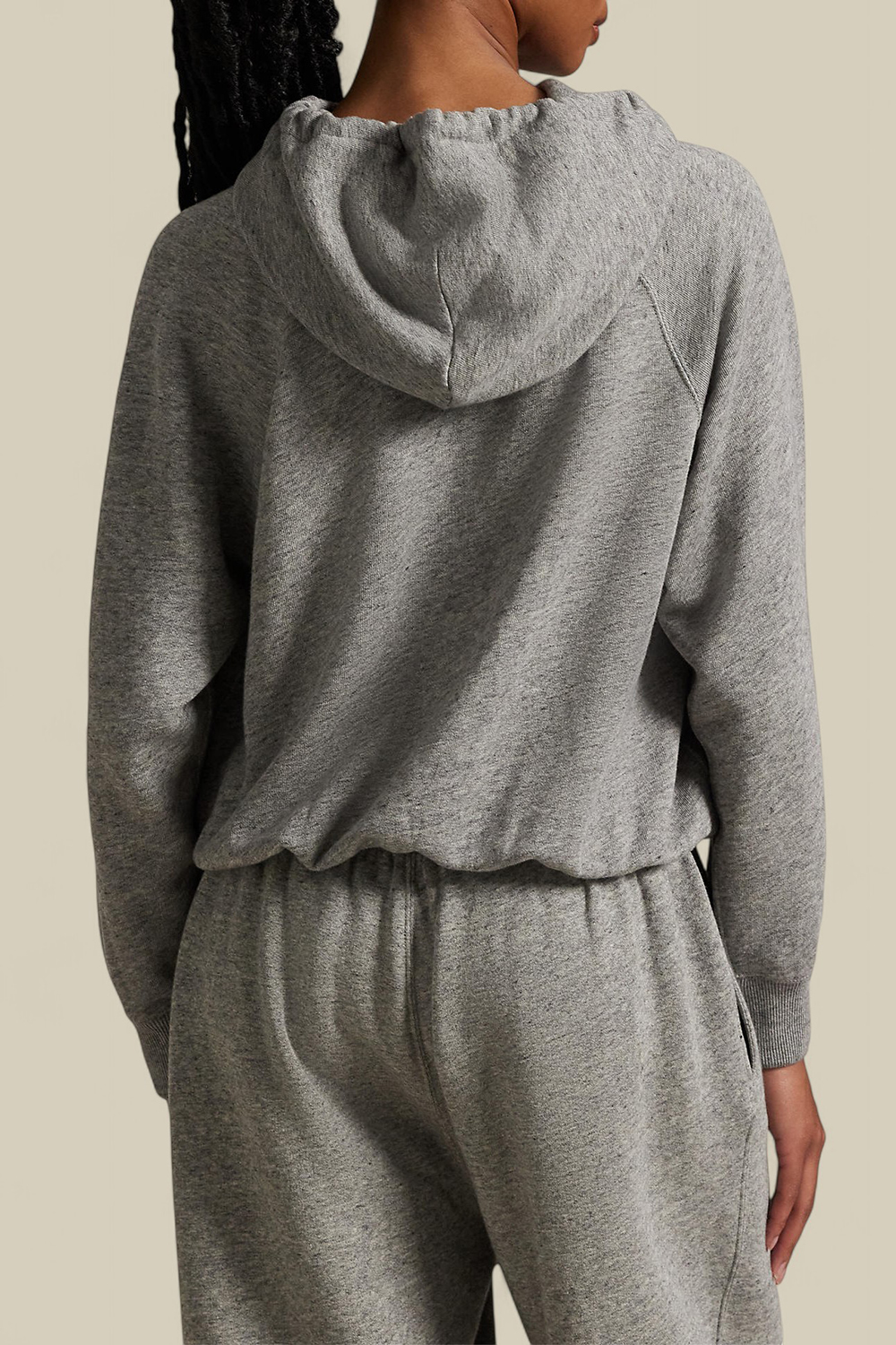 תמונת דוגמן אחורית של סווטשירט קפוצ'ון