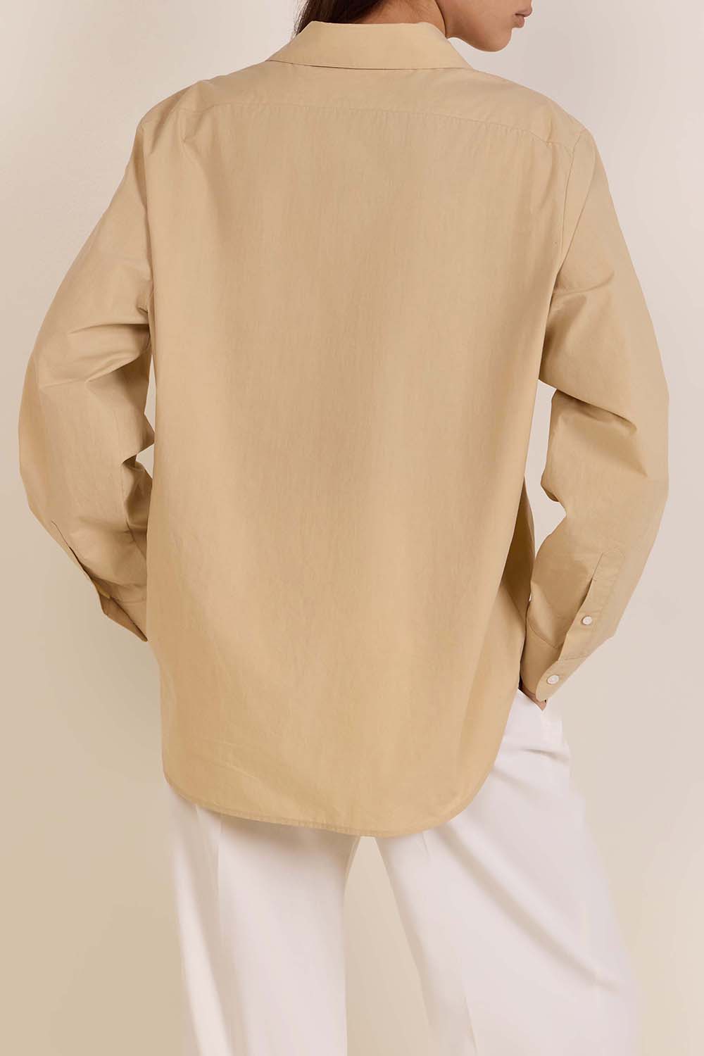 תמונת דוגמן אחורית של חולצת פולו אוברסייז