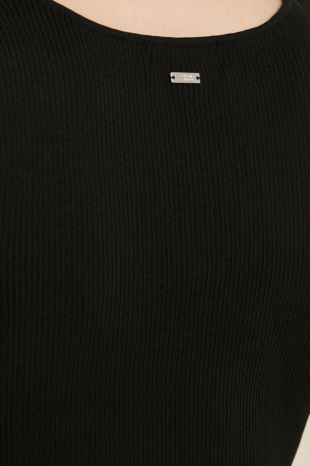 תמונת תקריב דוגמן של שמלת ריב סרוגה