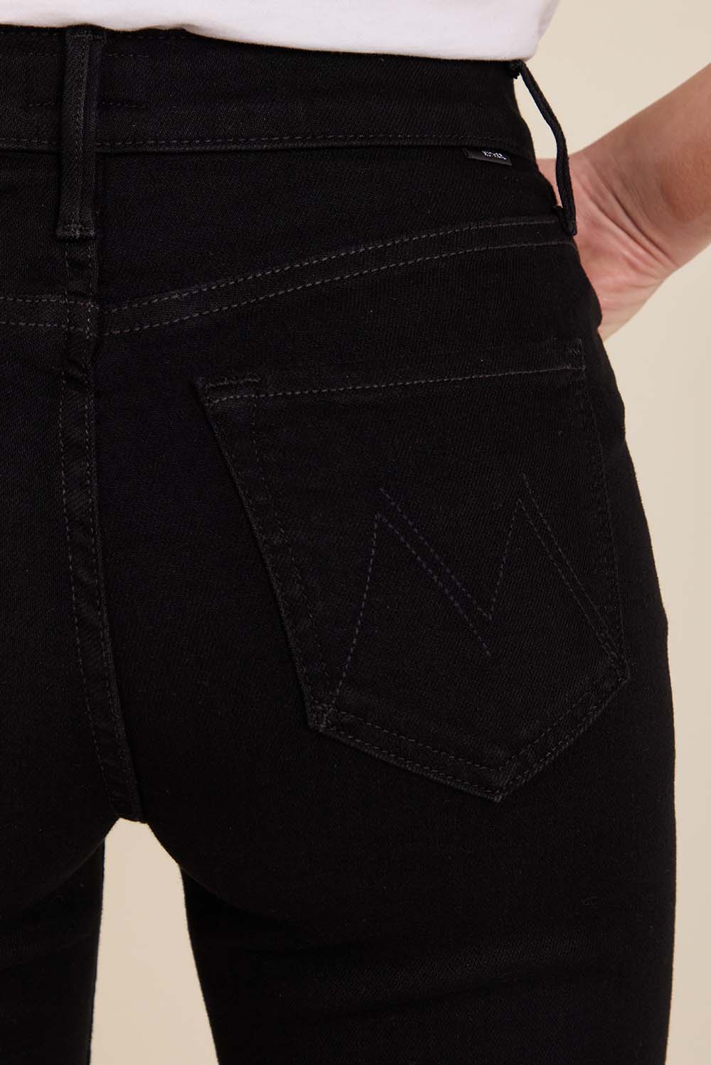 תמונת תקריב דוגמן של מכנסי ג'ינס בגזרה גבוהה