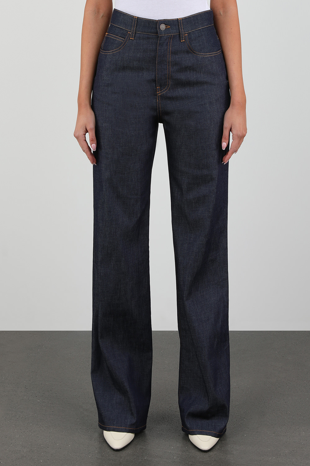 תמונת דוגמן קידמית של מכנסי ג'ינס בגזרה מתרחבת